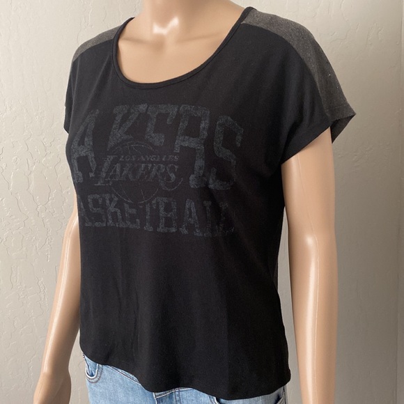 🏀Los Angeles Lakers Ladies Short Sleeve Distressed Logo Scoop Neck T-Shirt EUC - Picture 4 of 10